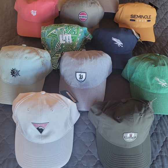 Assorted golf caps with various course logos - Picture 5 of 9